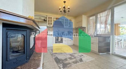 Двоповерховий будинок в Каменар