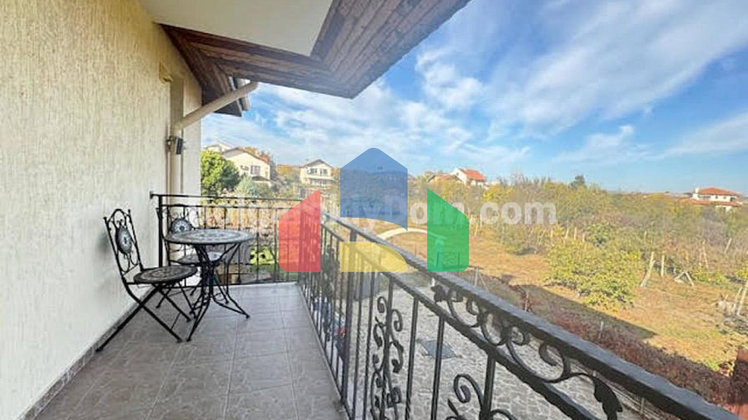 Двоповерховий будинок в Каменар