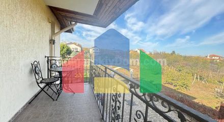 Двоповерховий будинок в Каменар