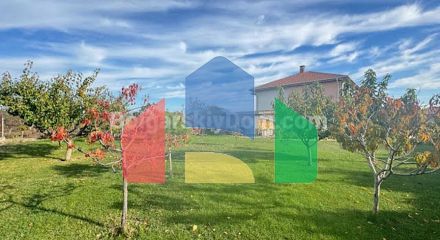 Двоповерховий будинок в Каменар