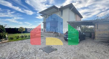 Двоповерховий будинок в Каменар