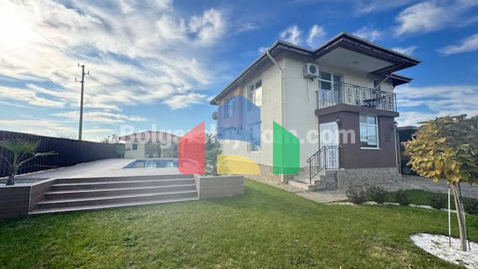 Двоповерховий будинок в Каменар