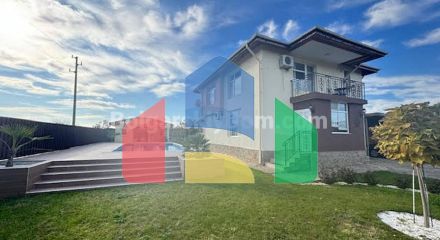 Двоповерховий будинок в Каменар