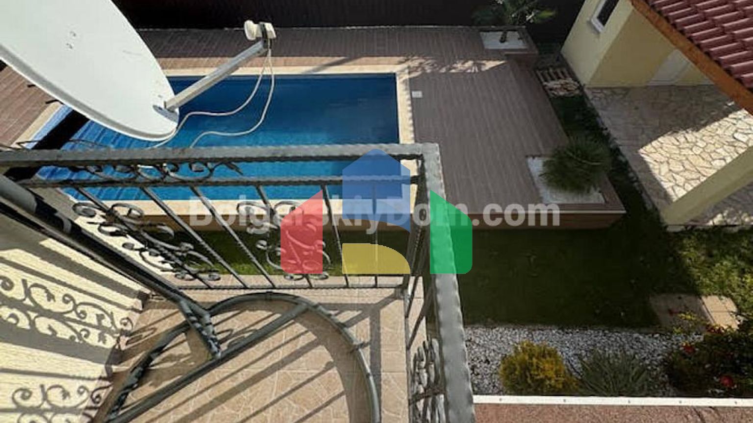 Двоповерховий будинок в Каменар