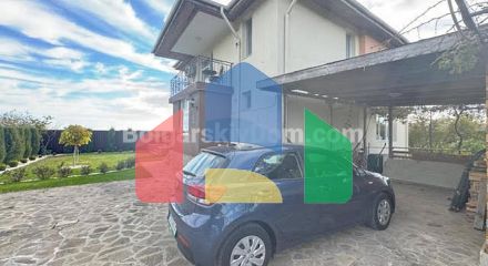 Двоповерховий будинок в Каменар