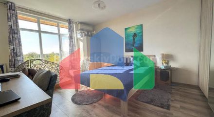 Двоповерховий будинок в Каменар