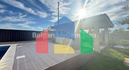 Двоповерховий будинок в Каменар