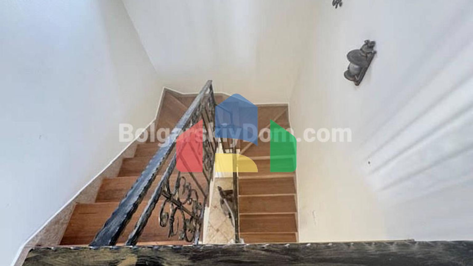 Двоповерховий будинок в Каменар