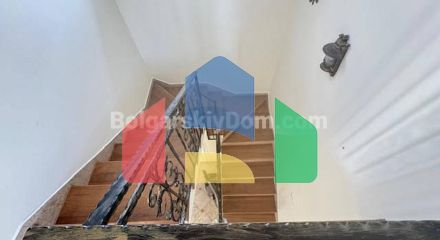 Двоповерховий будинок в Каменар