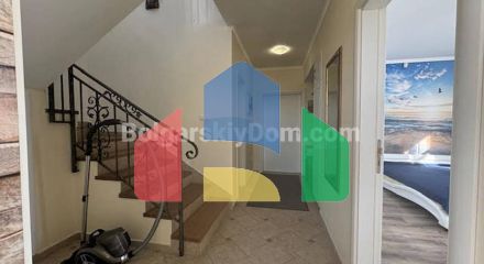 Двоповерховий будинок в Каменар