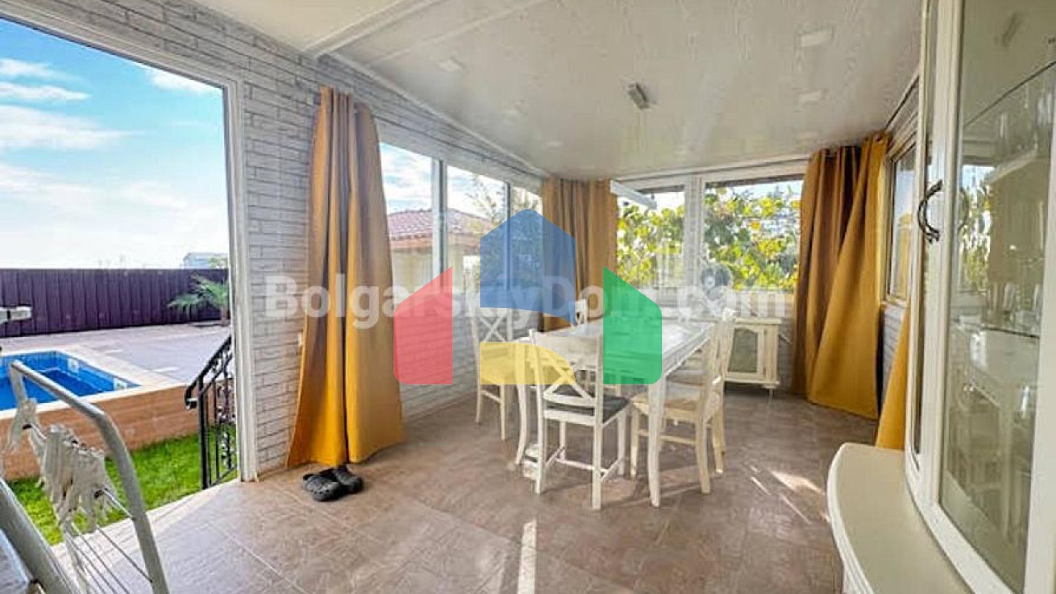 Двоповерховий будинок в Каменар