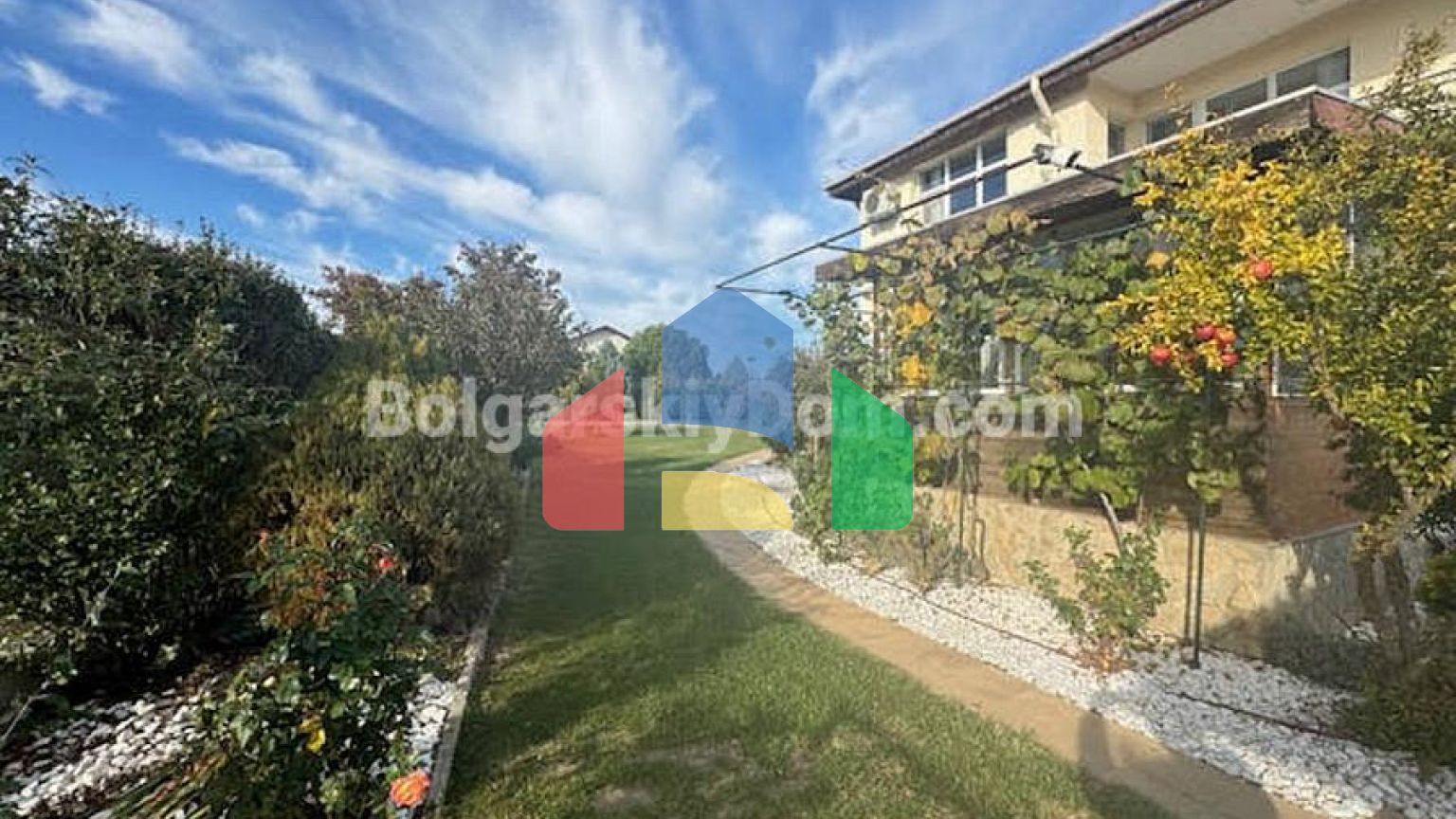 Двоповерховий будинок в Каменар