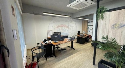 Commercial - Commercial/Retail - Ramada e Caneças, Odivelas - PT