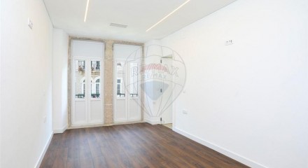 Residential - Condo/Apartment - T4 - Arroios, Lisbon - PT