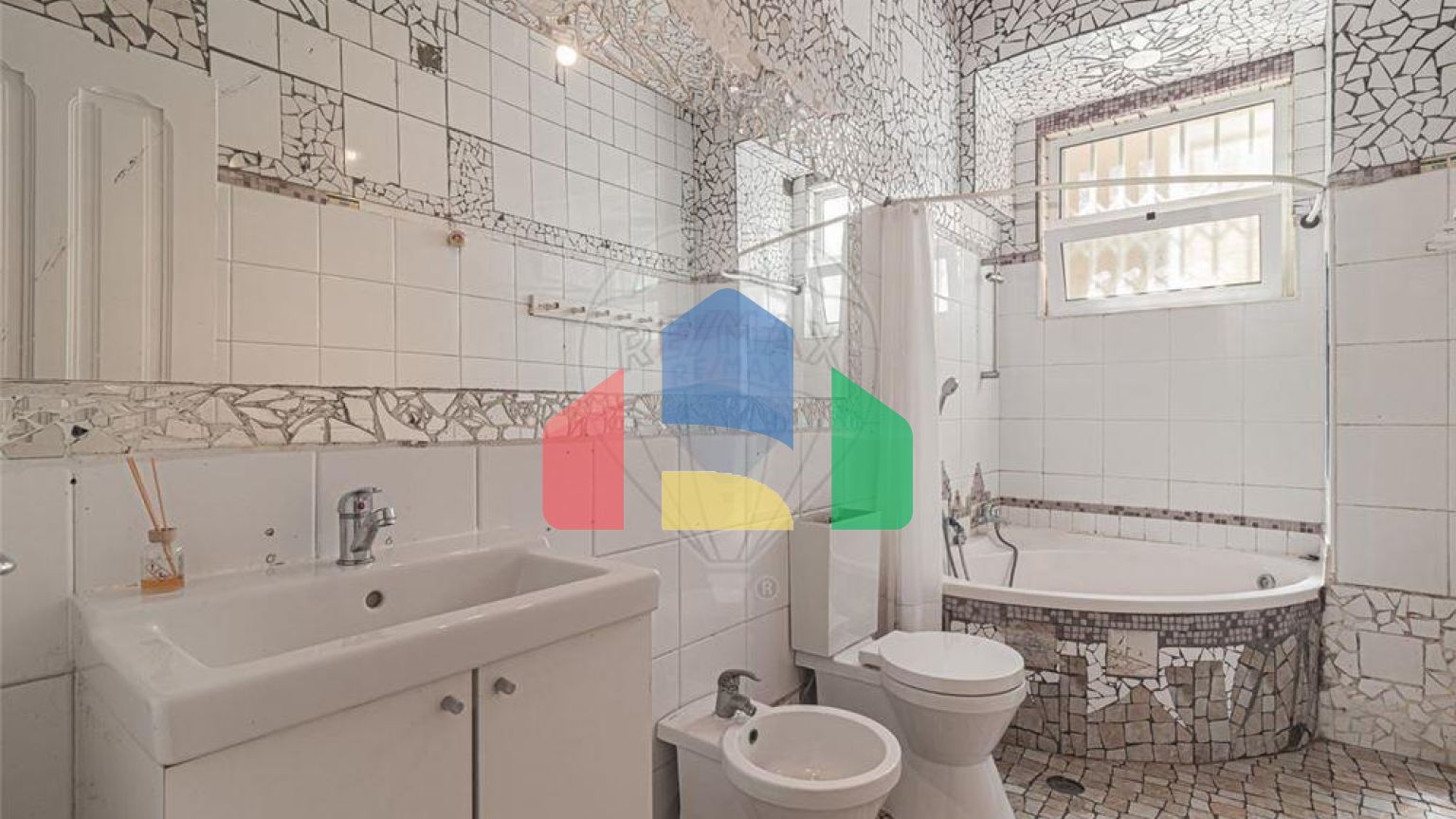 Residential - Condo/Apartment - T4 - Arroios, Lisbon - PT