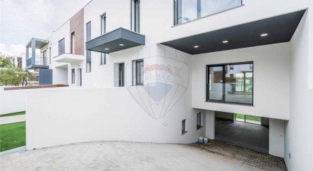 Residential - Single Family Home - T3 - Queluz e Belas, Sintra - PT