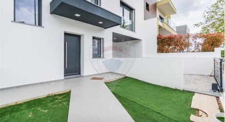 Residential - Single Family Home - T3 - Queluz e Belas, Sintra - PT