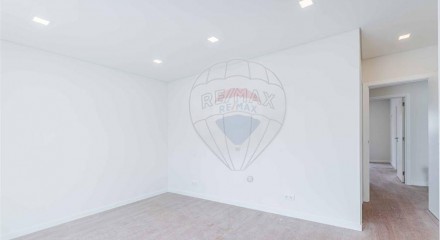 Residential - Single Family Home - T3 - Queluz e Belas, Sintra - PT