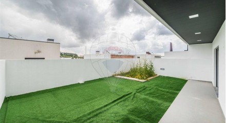 Residential - Single Family Home - T3 - Queluz e Belas, Sintra - PT