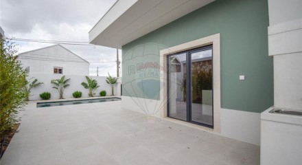 Residential - Single Family Home - T3 - Charneca de Caparica e Sobreda, Almada - PT