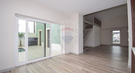 Residential - Single Family Home - T3 - Charneca de Caparica e Sobreda, Almada - PT
