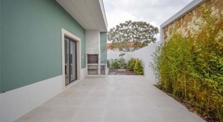 Residential - Single Family Home - T3 - Charneca de Caparica e Sobreda, Almada - PT