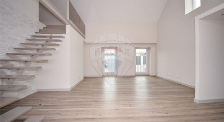 Residential - Single Family Home - T3 - Charneca de Caparica e Sobreda, Almada - PT