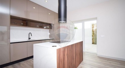 Residential - Single Family Home - T3 - Charneca de Caparica e Sobreda, Almada - PT
