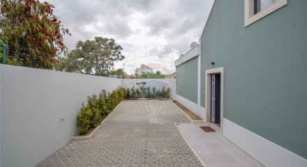 Residential - Single Family Home - T3 - Charneca de Caparica e Sobreda, Almada - PT