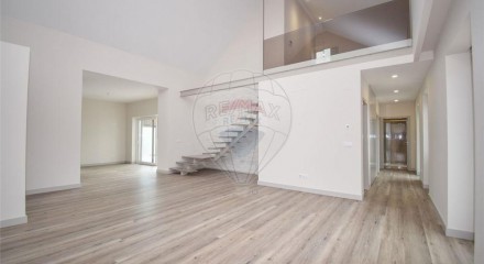 Residential - Single Family Home - T3 - Charneca de Caparica e Sobreda, Almada - PT