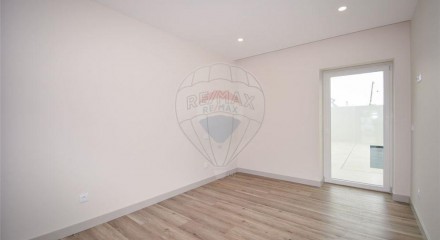 Residential - Single Family Home - T3 - Charneca de Caparica e Sobreda, Almada - PT