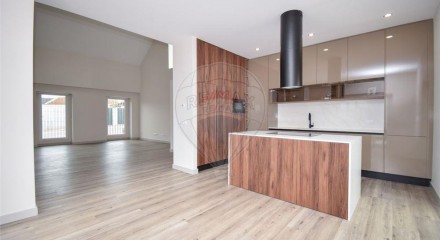 Residential - Single Family Home - T3 - Charneca de Caparica e Sobreda, Almada - PT