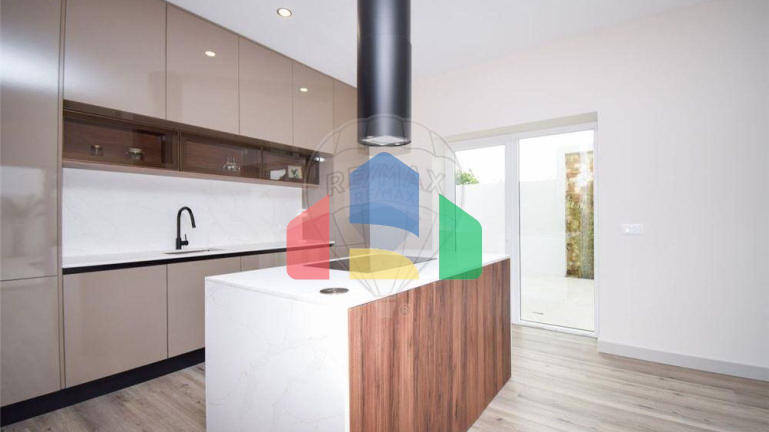 Residential - Single Family Home - T3 - Charneca de Caparica e Sobreda, Almada - PT