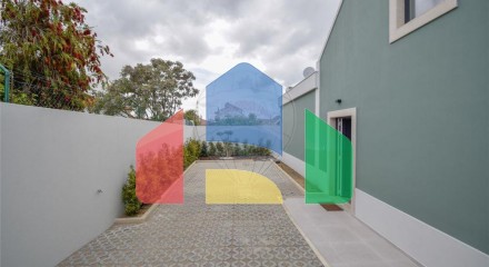 Residential - Single Family Home - T3 - Charneca de Caparica e Sobreda, Almada - PT