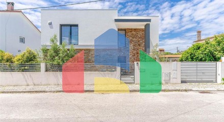 Residential - Single Family Home - T3 - Charneca de Caparica e Sobreda, Almada - PT