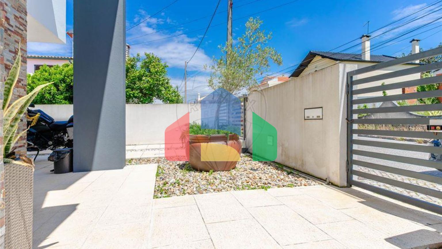 Residential - Single Family Home - T3 - Charneca de Caparica e Sobreda, Almada - PT