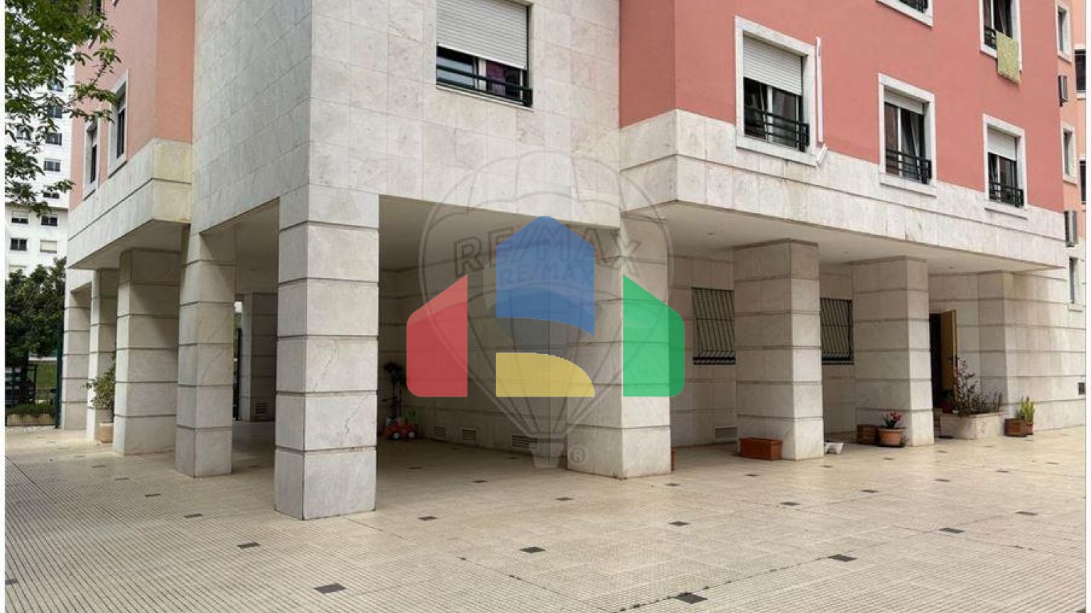 Residential - Condo/Apartment - T1 - Lumiar, Lisbon - PT