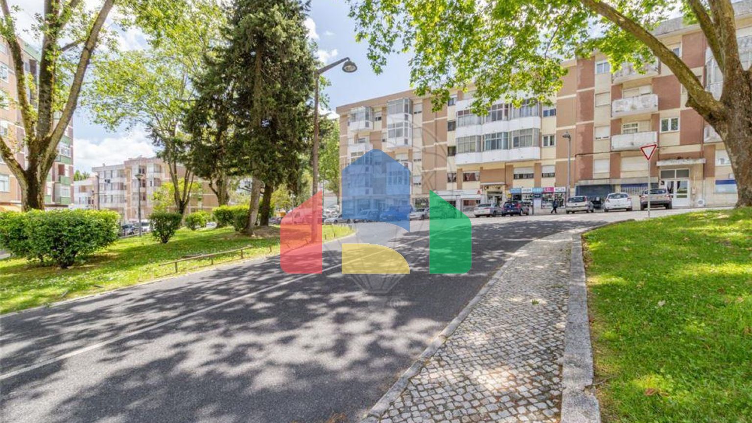 Residential - Condo/Apartment - T3 - Rio de Mouro, Sintra - PT