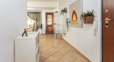 Residential - Condo/Apartment - T3 - Rio de Mouro, Sintra - PT