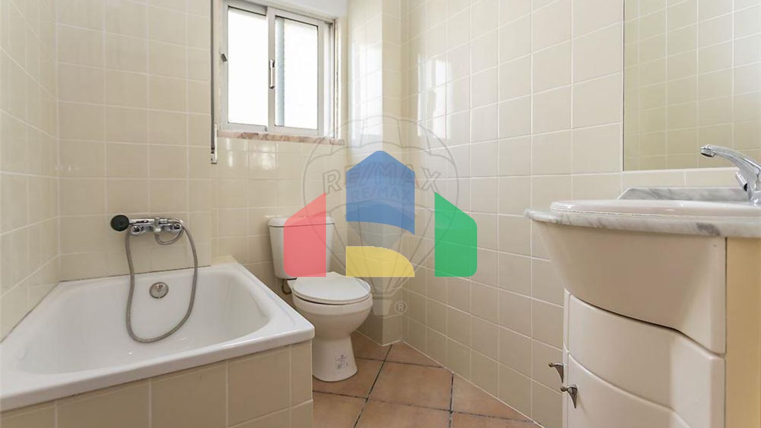 Residential - Condo/Apartment - T3 - Rio de Mouro, Sintra - PT