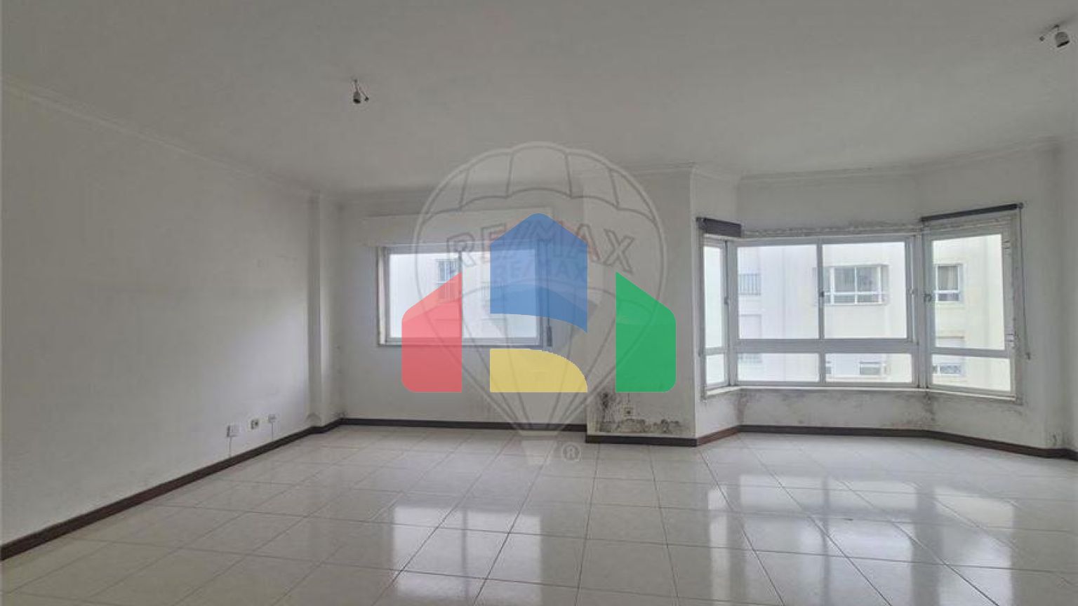 Residential - Condo/Apartment - T3 - Rio de Mouro, Sintra - PT