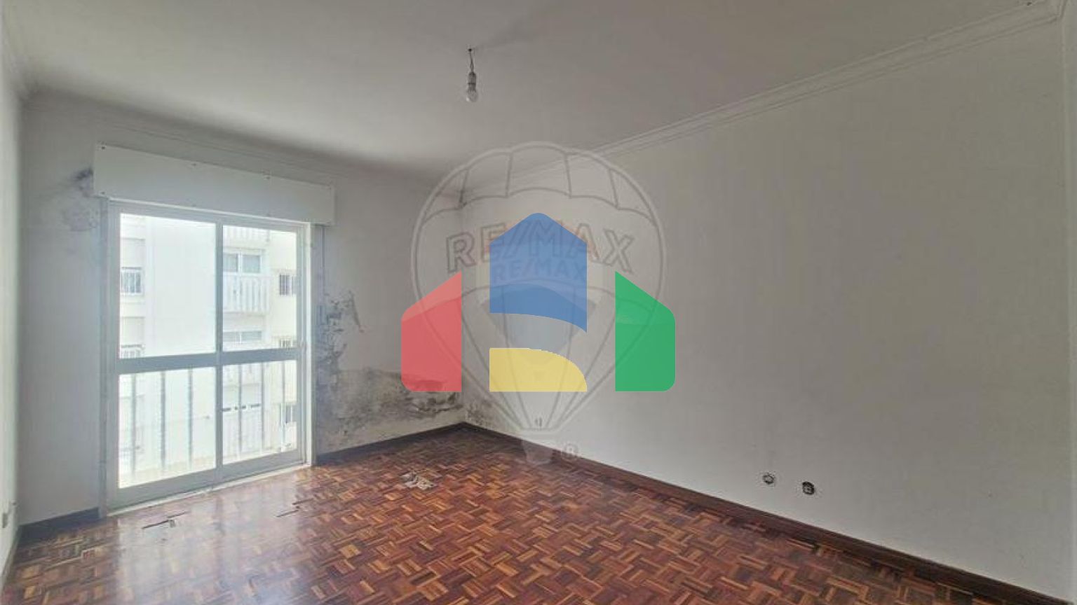 Residential - Condo/Apartment - T3 - Rio de Mouro, Sintra - PT