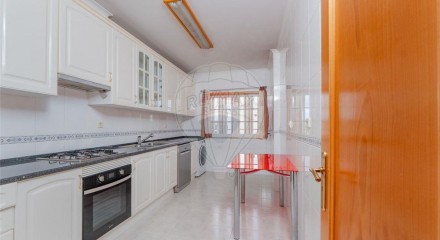Residential - Condo/Apartment - T2 - Pontinha e Famões, Odivelas - PT