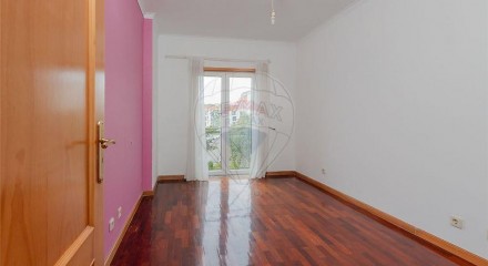 Residential - Condo/Apartment - T2 - Pontinha e Famões, Odivelas - PT