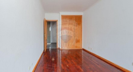 Residential - Condo/Apartment - T2 - Pontinha e Famões, Odivelas - PT