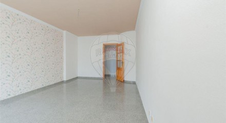 Residential - Condo/Apartment - T2 - Pontinha e Famões, Odivelas - PT