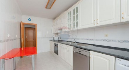 Residential - Condo/Apartment - T2 - Pontinha e Famões, Odivelas - PT