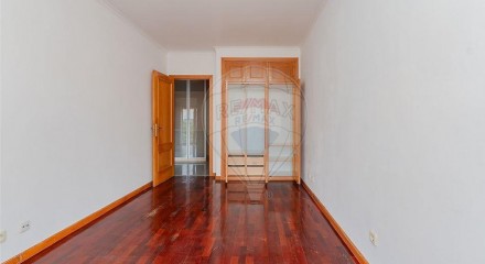 Residential - Condo/Apartment - T2 - Pontinha e Famões, Odivelas - PT