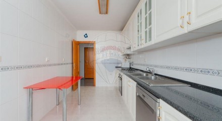 Residential - Condo/Apartment - T2 - Pontinha e Famões, Odivelas - PT