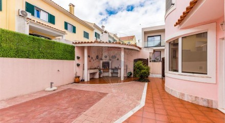 Residential - Single Family Home - T7 - Pontinha e Famões, Odivelas - PT